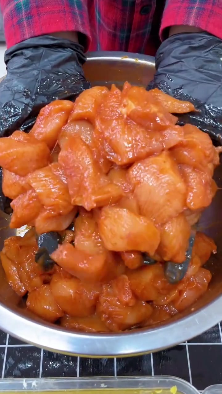 山东聊城人摆摊卖七彩棒棒鸡,被说脸皮厚