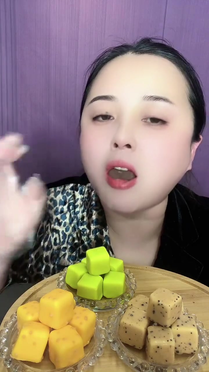 今天吃小翠皮甜甜圈摸它下去