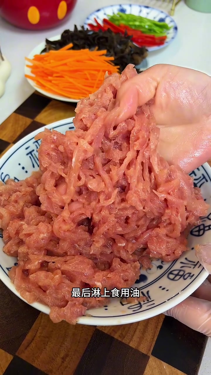 孩子爱吃的鱼香肉丝盖饭，在家也能做出来，酸甜可口，拌着米饭老香了
