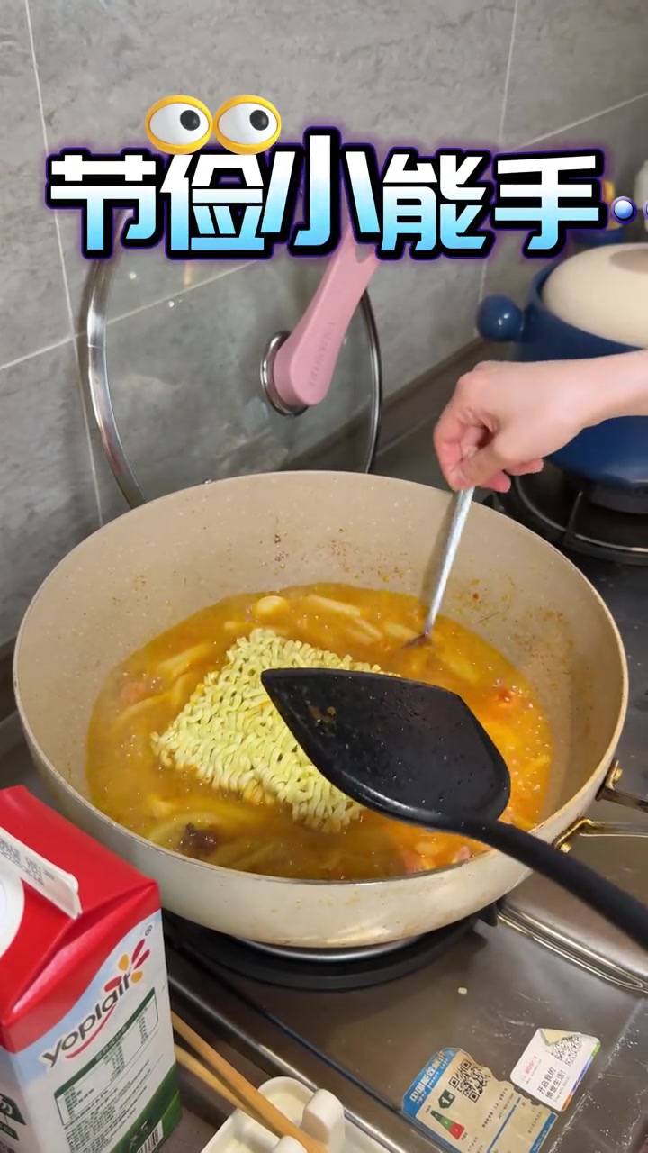 我的独家自制火鸡面教程来了，夏天夜宵配小龙虾一绝，赶快试试