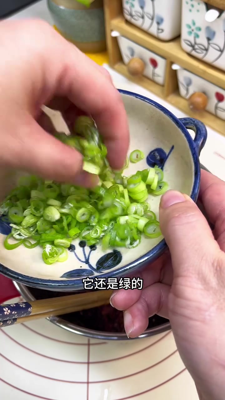 嘎嘎香的肉沫小花卷