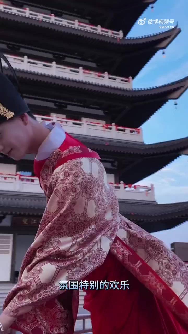 宝子们，暑假来啦！不想被高温“烤”着玩？那必须得来嘉鱼不夜城！夜幕降临，这里秒变西游奇幻世