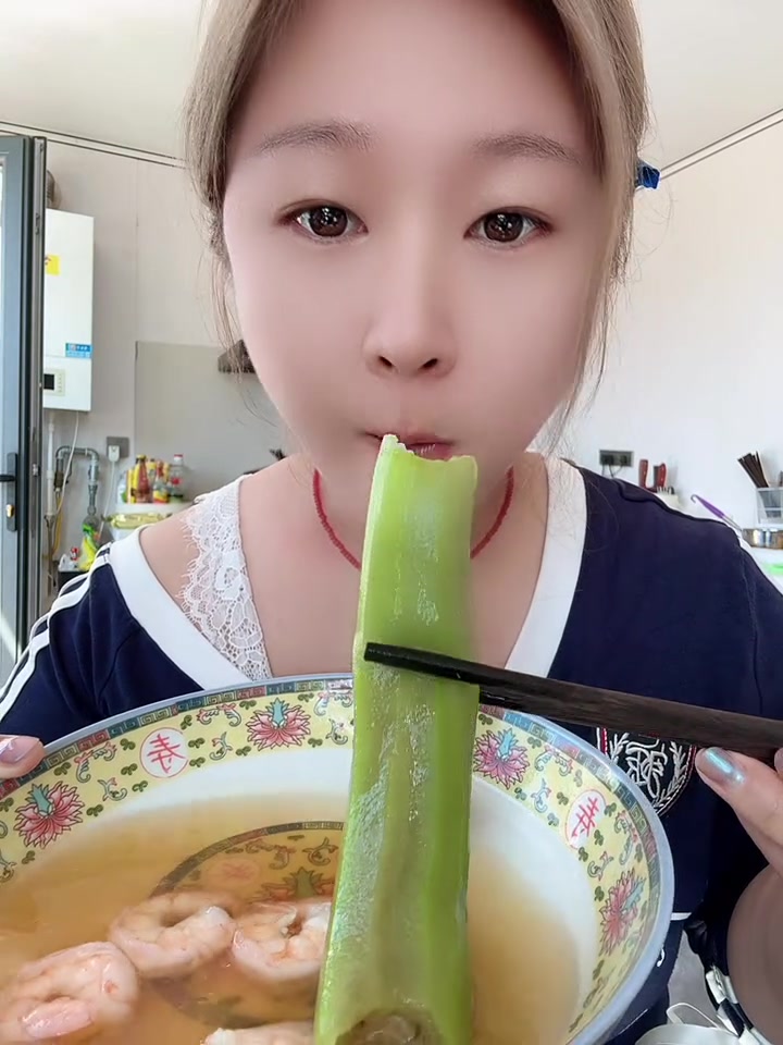 我这个是水煮丝瓜虾仁汤，不错好吃，甘甜可口