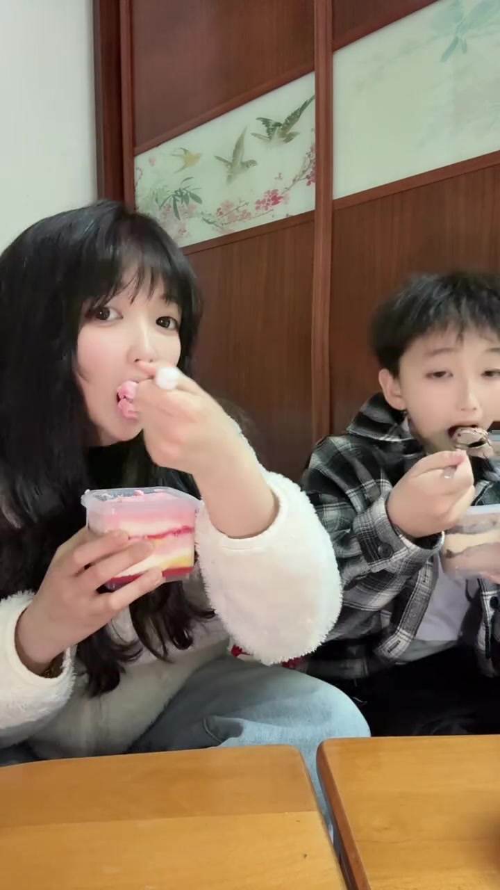 和老弟吃蓝莓梦龙巧克力铁罐小蛋糕冷脆酸奶