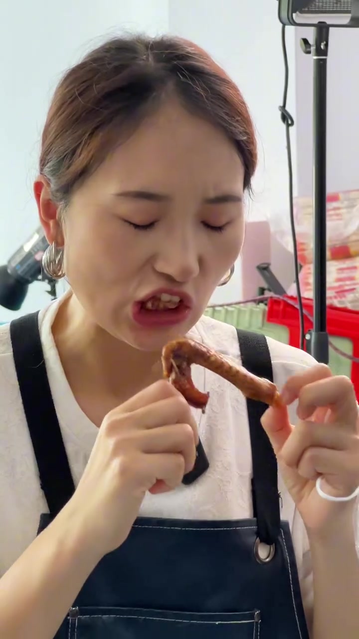 螺蛳粉地摊上卤菜新品“僵尸鸭翅”,跟着我们视频来学,你在家也可以做出