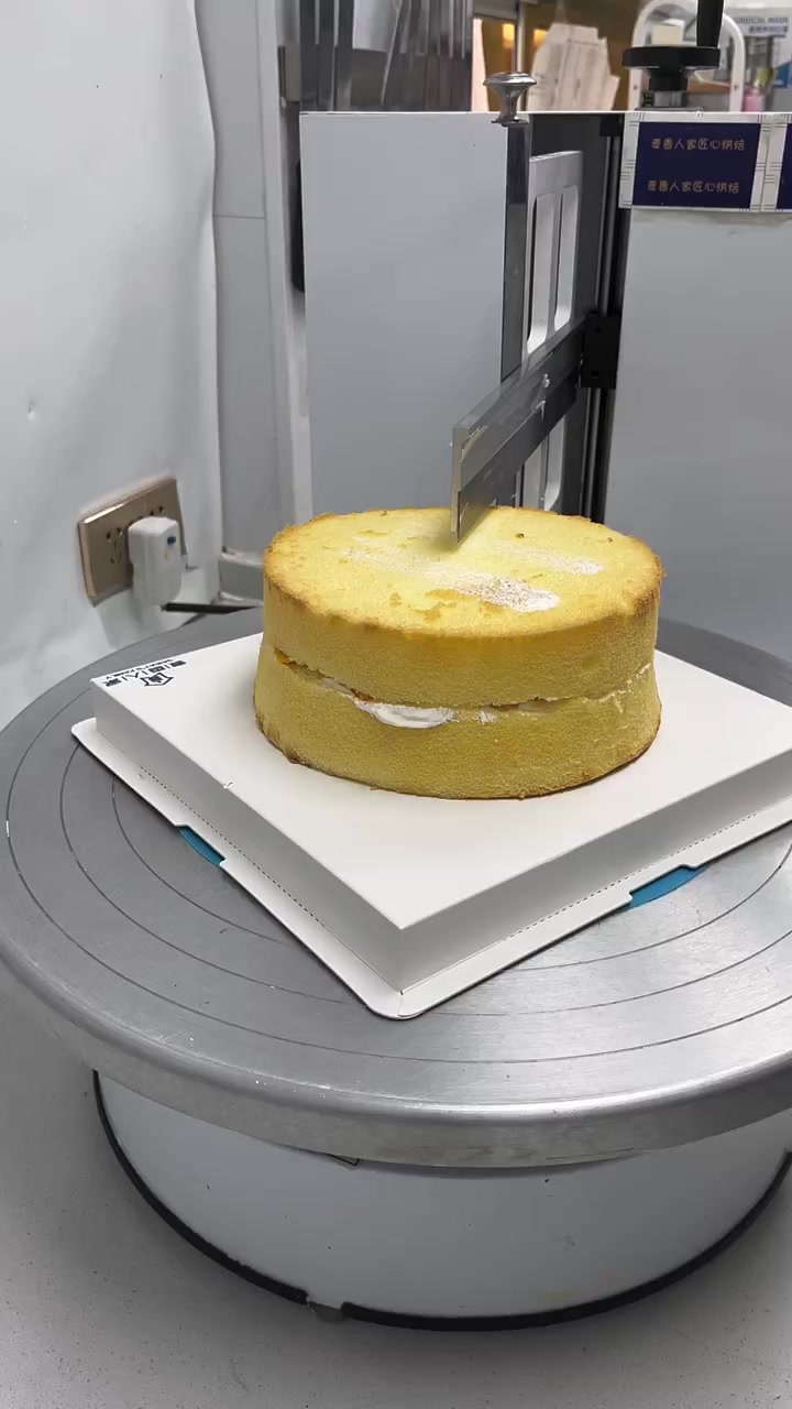 8寸普高夹心水果蛋糕抹面