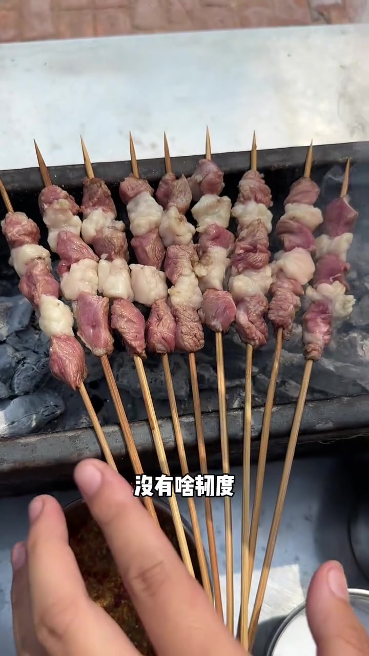 烤制美味羊肉串，掌握技巧与火候
