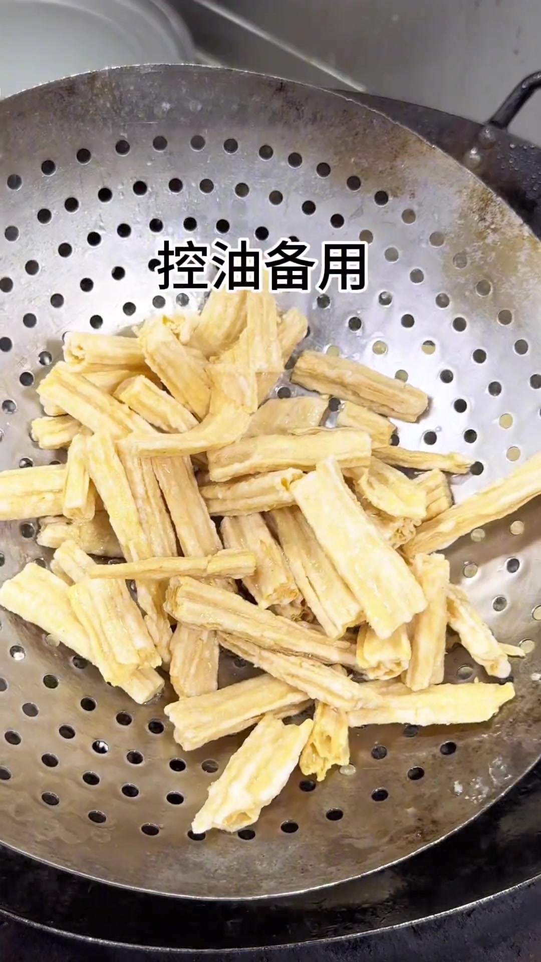 豫菜经典老菜烧腐竹，制作方法简单，吃着软糯可口又入味