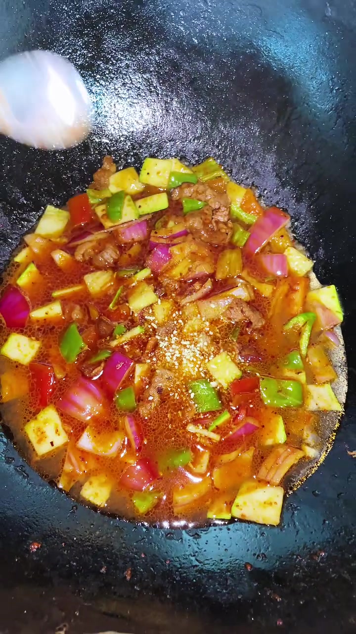 干炒面片是家里来客餐桌上必不可少的美食,是西北人最爱吃的一道美食