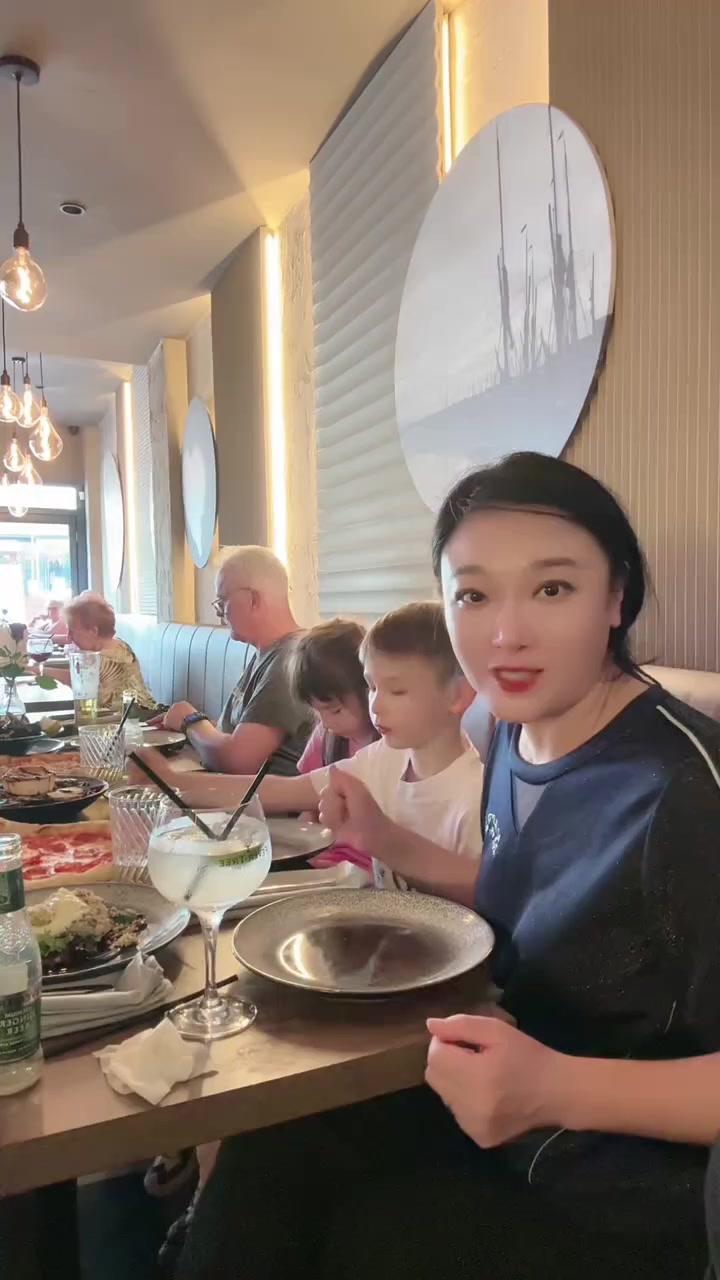 带一家人在英国吃披萨和沙拉确实是美食荒漠