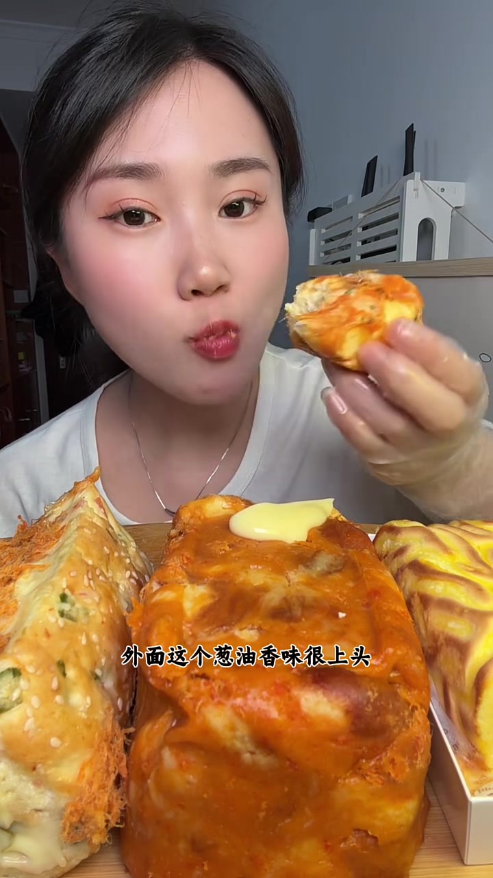 女生吃喝甜品超快乐各种面包测评无踩雷