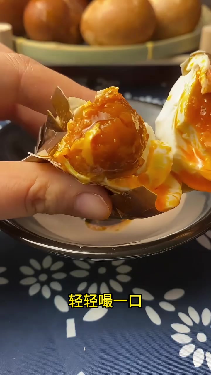 夏天吃饭没胃口?来上一颗正宗微山湖烤鸭蛋,颗颗精选优质麻鸭蛋,沙软松香,拯救你的夏日胃口 