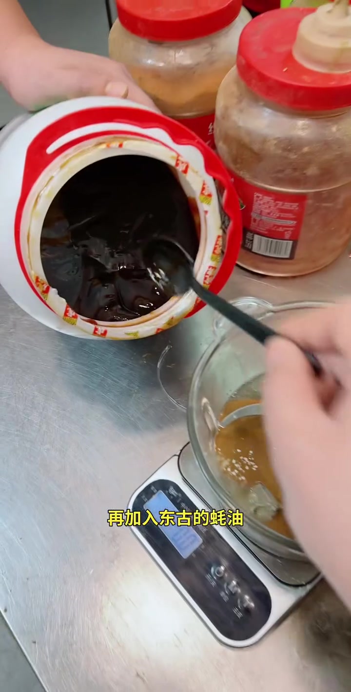 冷面卷臭豆腐,老式浇汁臭豆腐,都可以用,味道绝对好吃,朋友们收藏好去试试吧