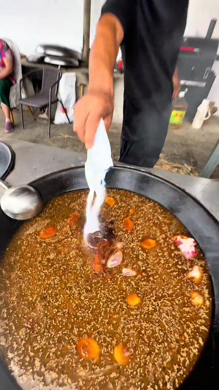 农场从新乐请了个,有40年经验的老师傅,来做酱牛肉,做的味道真的很正,想要做酱牛肉的,可以