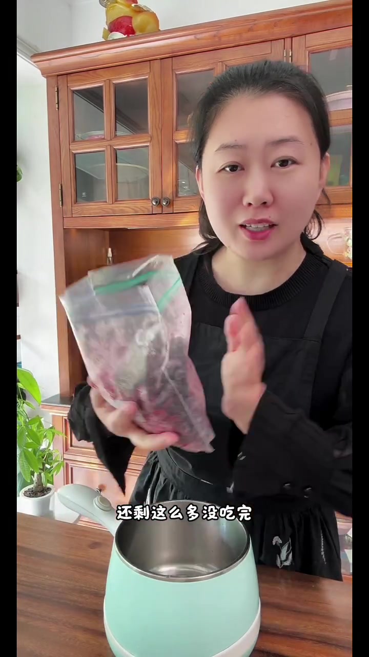 搅一搅就能做的蓝莓慕斯蛋糕酸酸甜甜冰冰凉凉,超级适合夏天原料:慕斯底(饼干1盒,黄油40克