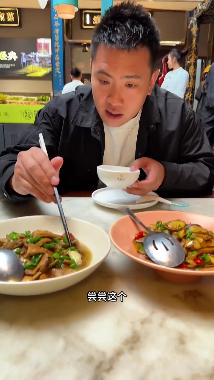 云南菜必须走向世界,炒见手青太好吃了