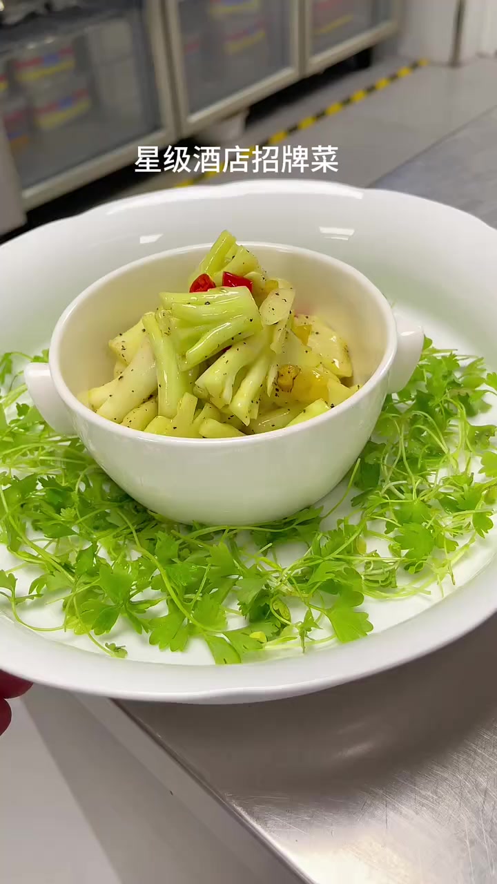 星级酒店招牌酸辣黑松露花菜梗做法快来学
