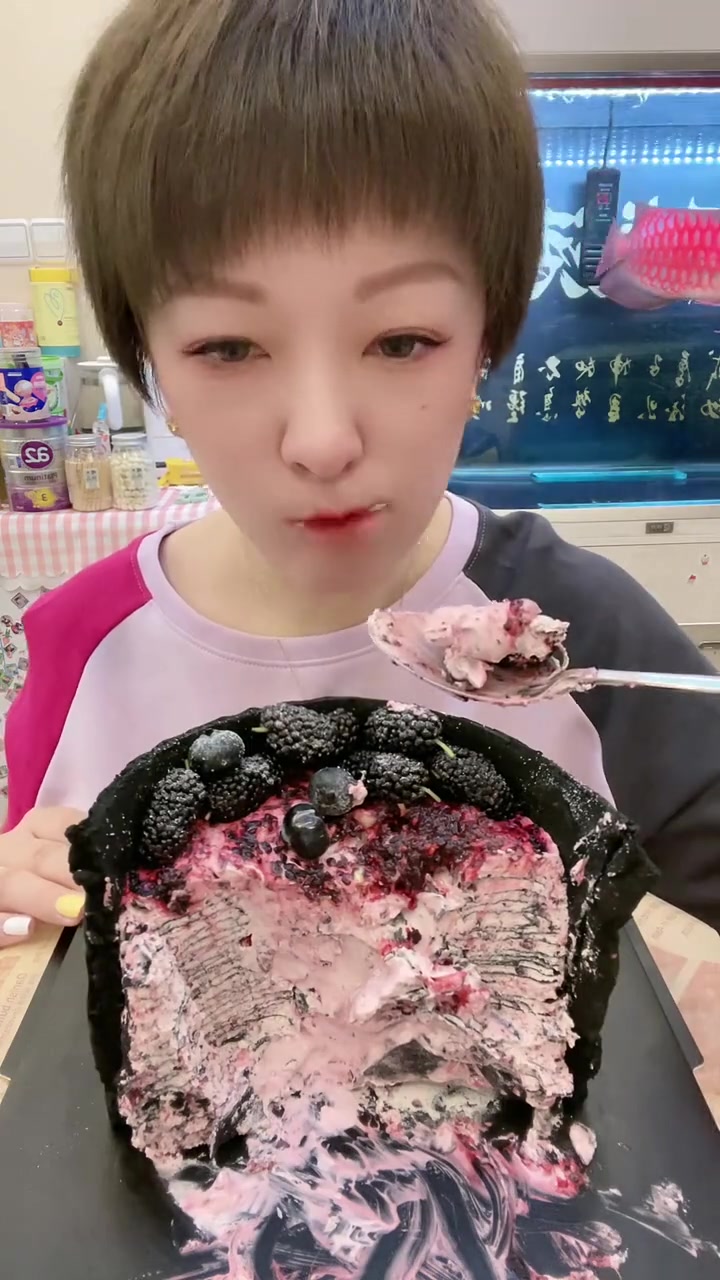 双莓虎皮千层蛋糕老板娘现熬制的蓝莓酱有点厚~凝固啦哈哈没有爆浆成功下次补上