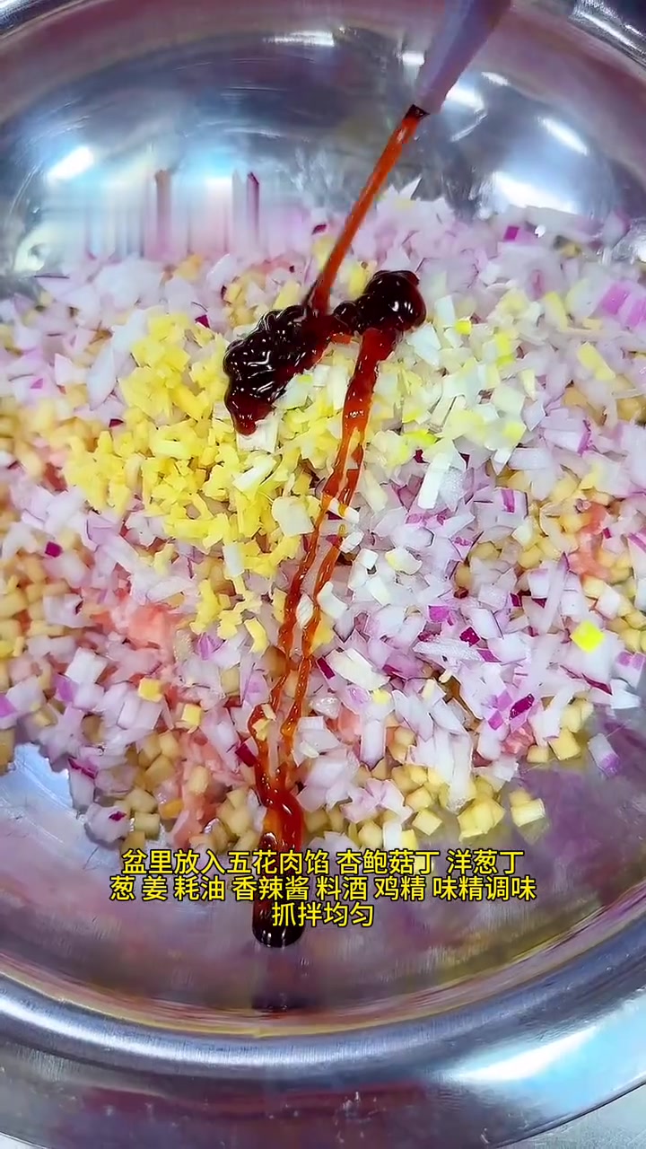 海苔肉松榴莲球：口感非常酥脆，创新性的加入了海苔肉松，从而提升了菜品的颜值，搭配具有榴莲果