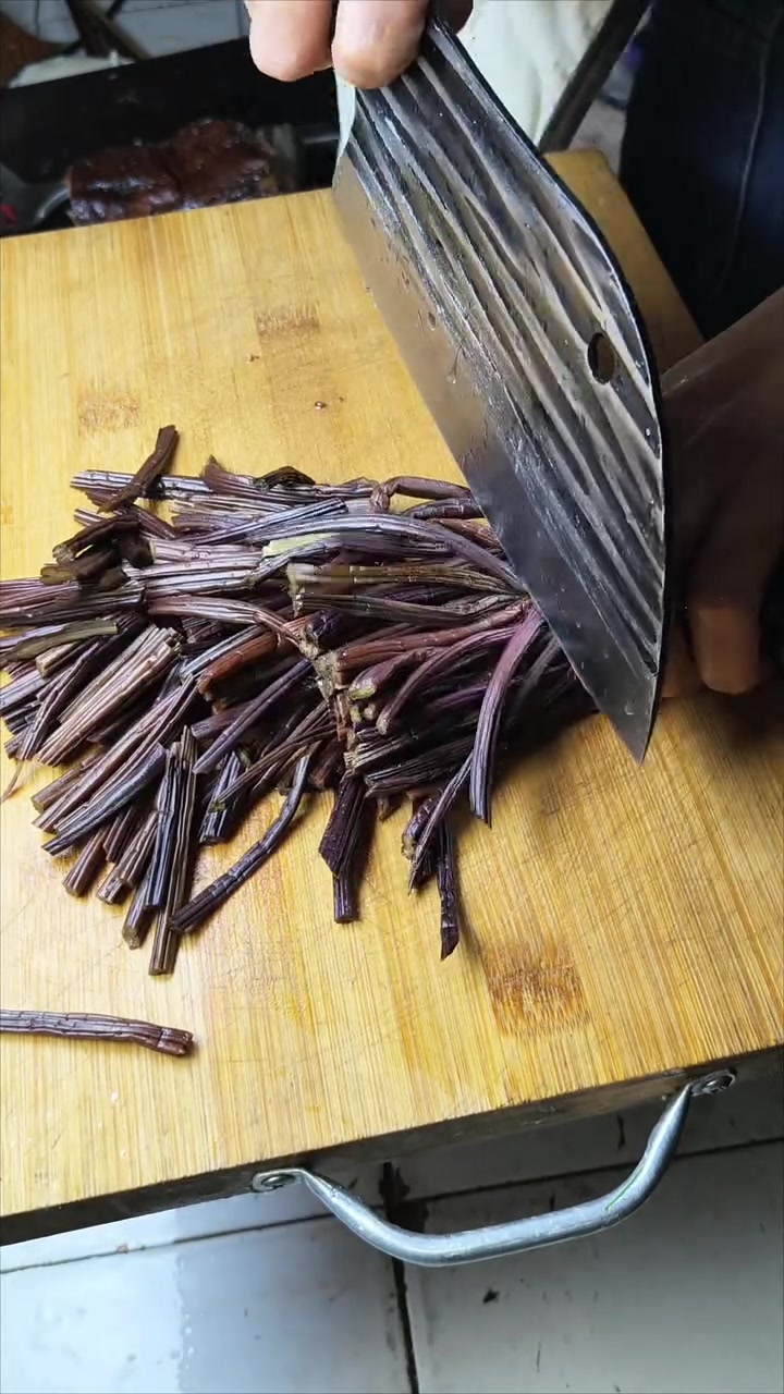 贵州人的春天一定少不了这盘干蕨菜炒腊肉,太香太下饭了