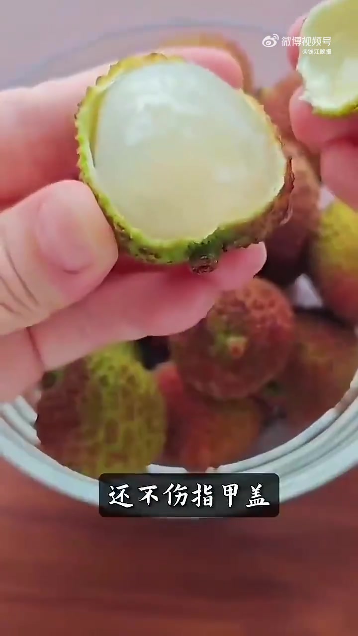 近日,有网友发帖晒出果肉晶莹剔透的荔枝,称相比于乳白色果肉的荔枝,此类“透明色“荔枝才是真