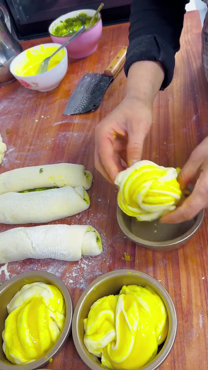 做彩色花卷,先醒好面