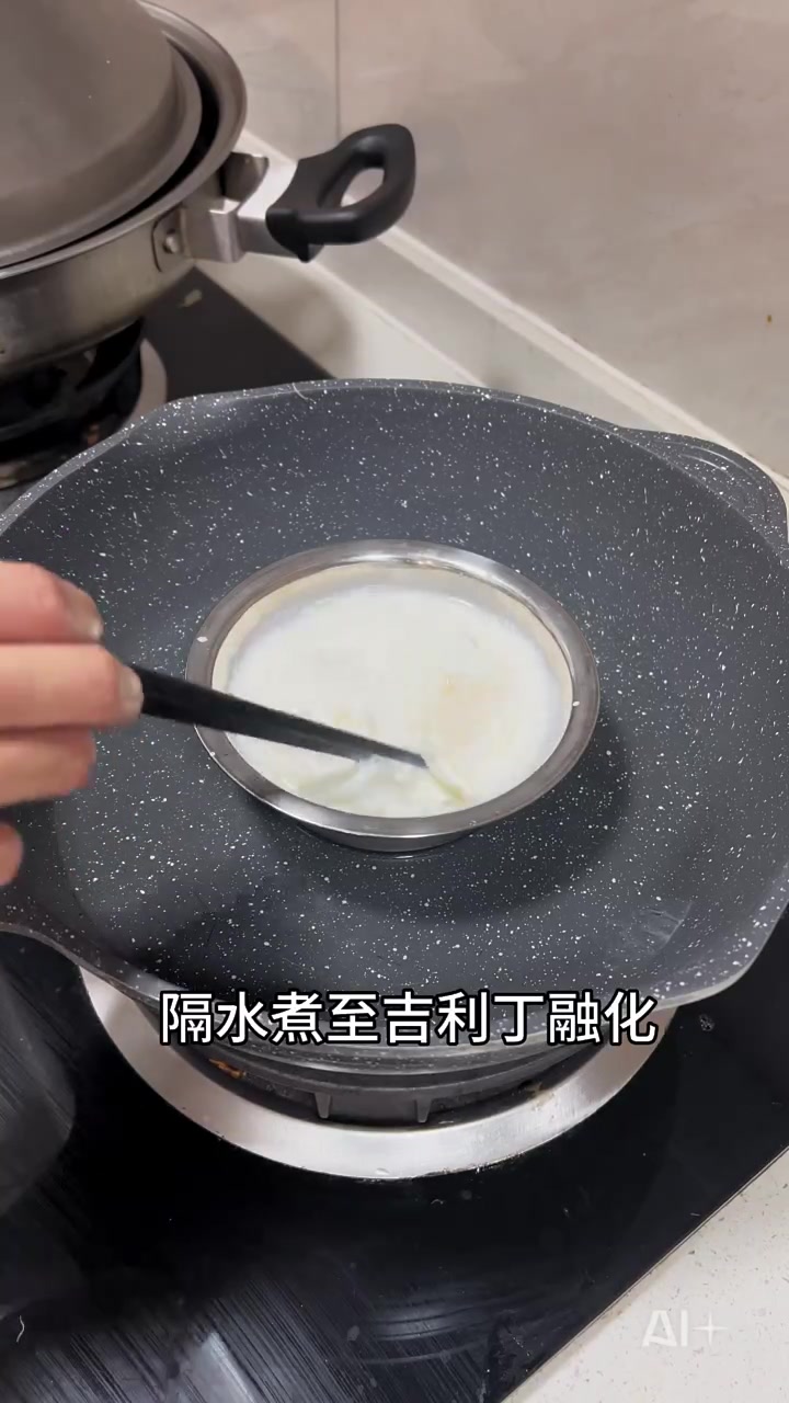 将水果镶嵌在蛋糕里，做法简单又惊艳