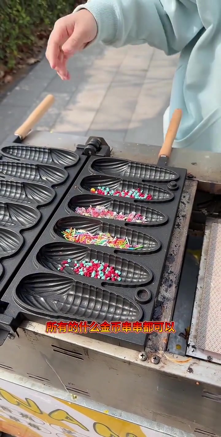 顾客定制特色鸡蛋饼老板分享自制摆摊小秘诀