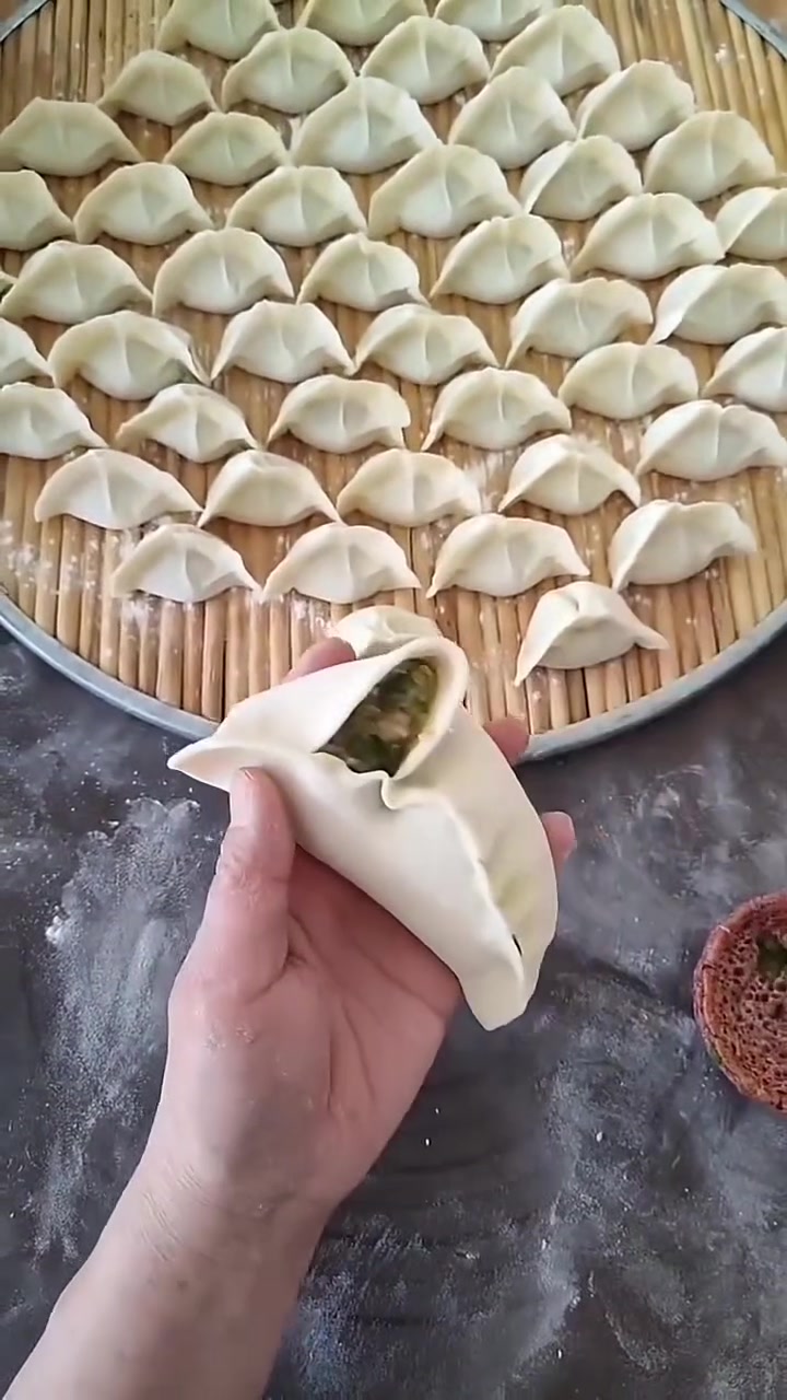 大爷嫌大娘包饺子慢大娘包出超大饺子反击