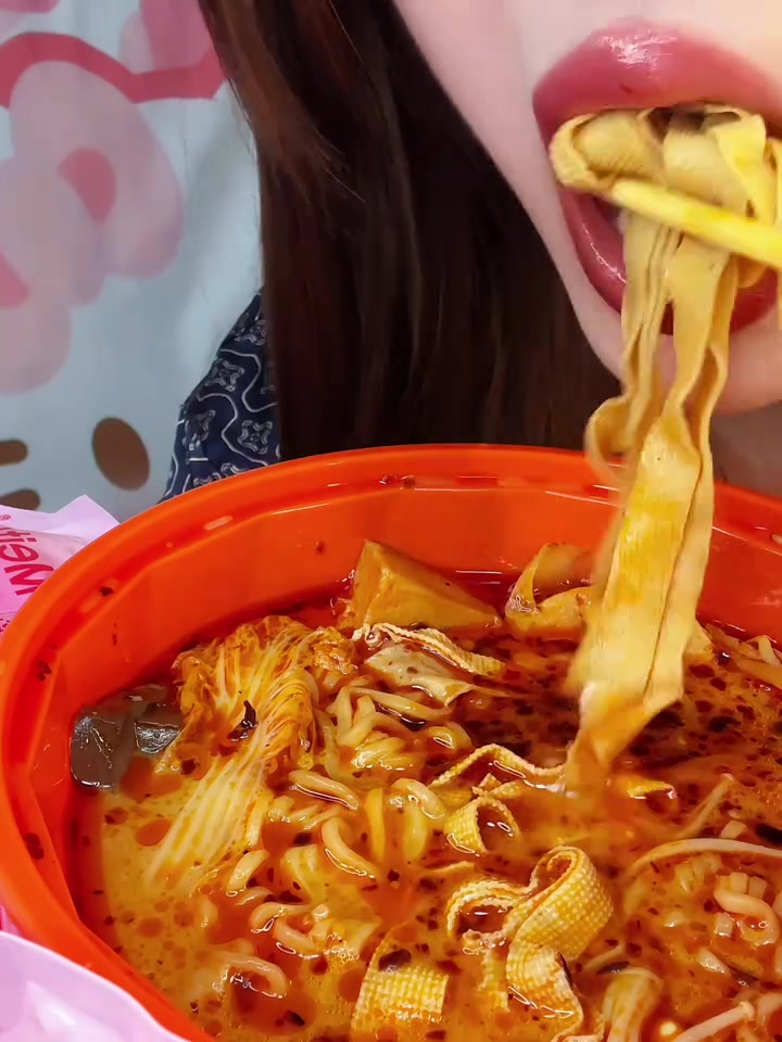 超入味奶香麻辣烫,爱蟹柳爱泡面爱喝汤