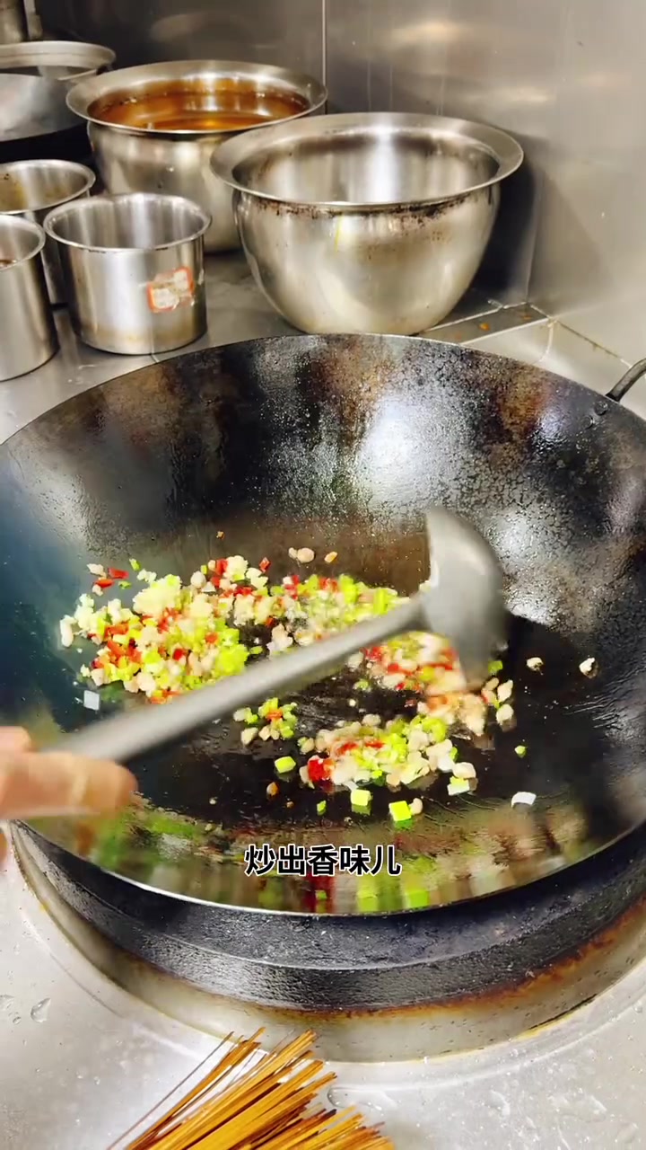 李锦记蒜蓉辣酱35克,搭配多种调料及260克清水