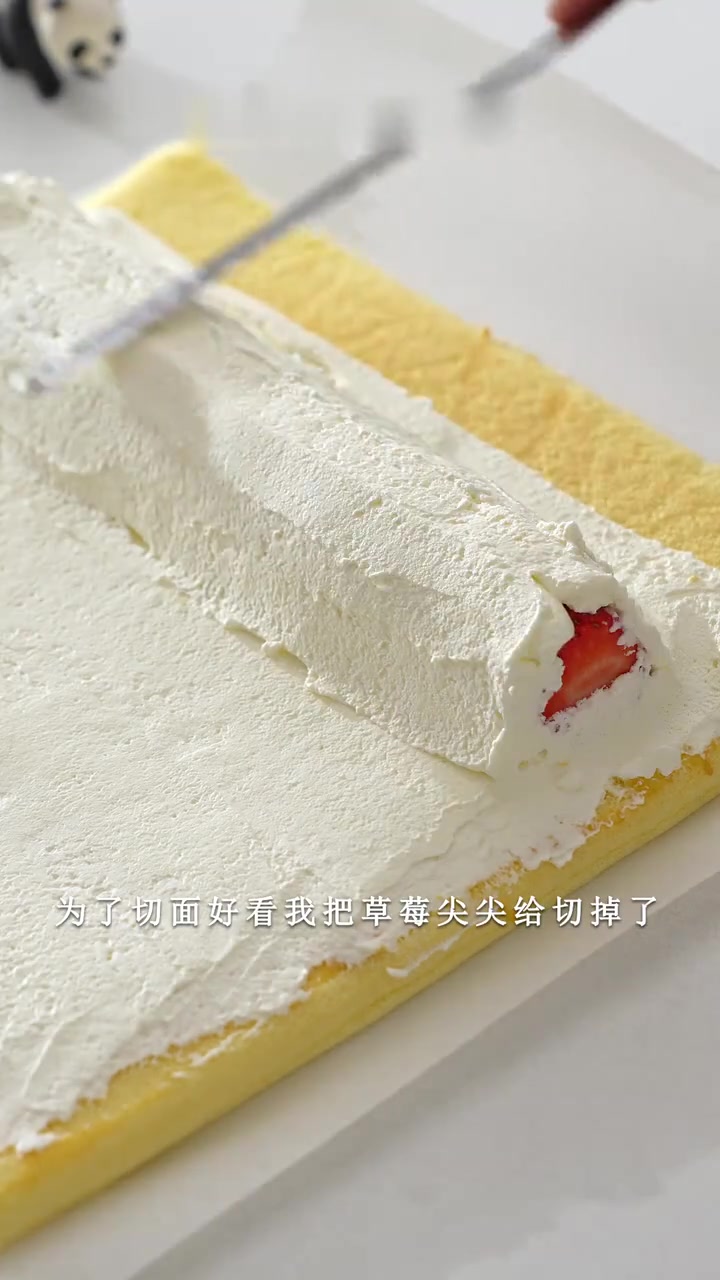 粉色少女心丨酸甜丝滑开运草莓蛋糕卷所需食材：超嫩蛋糕胚：大鸡蛋4个，玉米油40g，纯牛奶5
