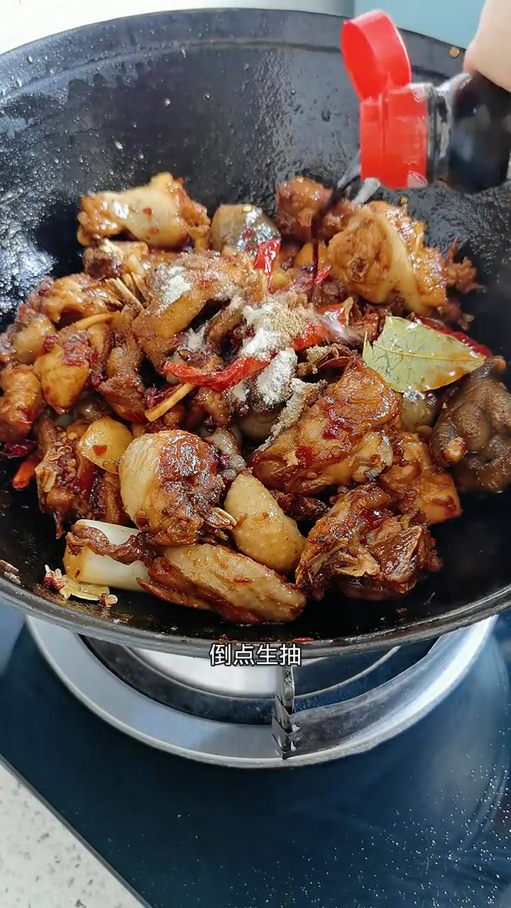 家庭版大盘鸡拌面，面条劲道入味，份量超足