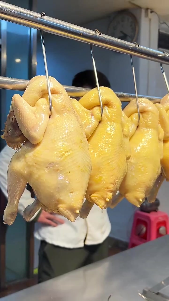 家人们,今天必须分享这道国民级粤菜——白切鸡!