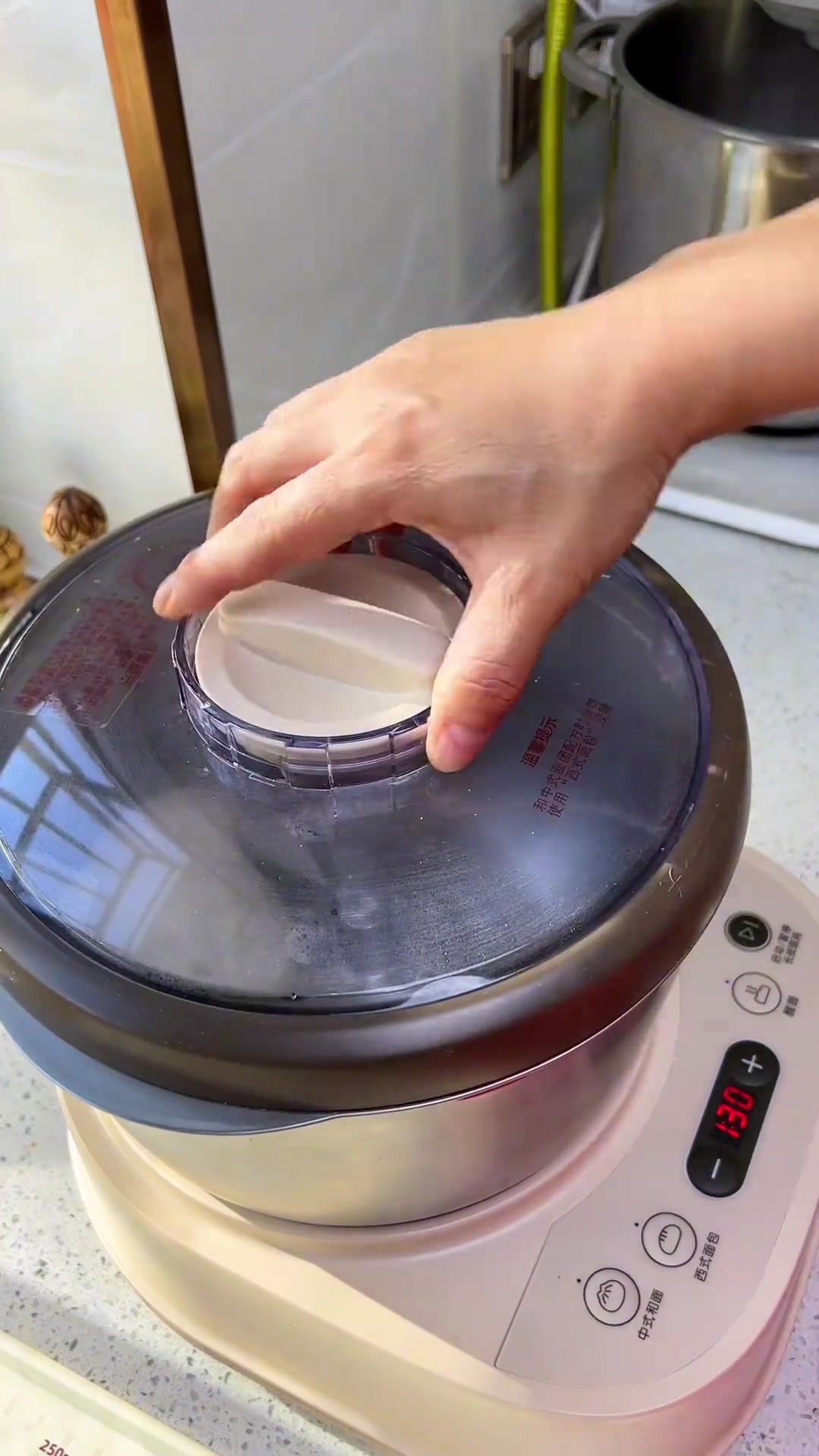 没烤箱？用电饭锅就能做孜然羊肉饼