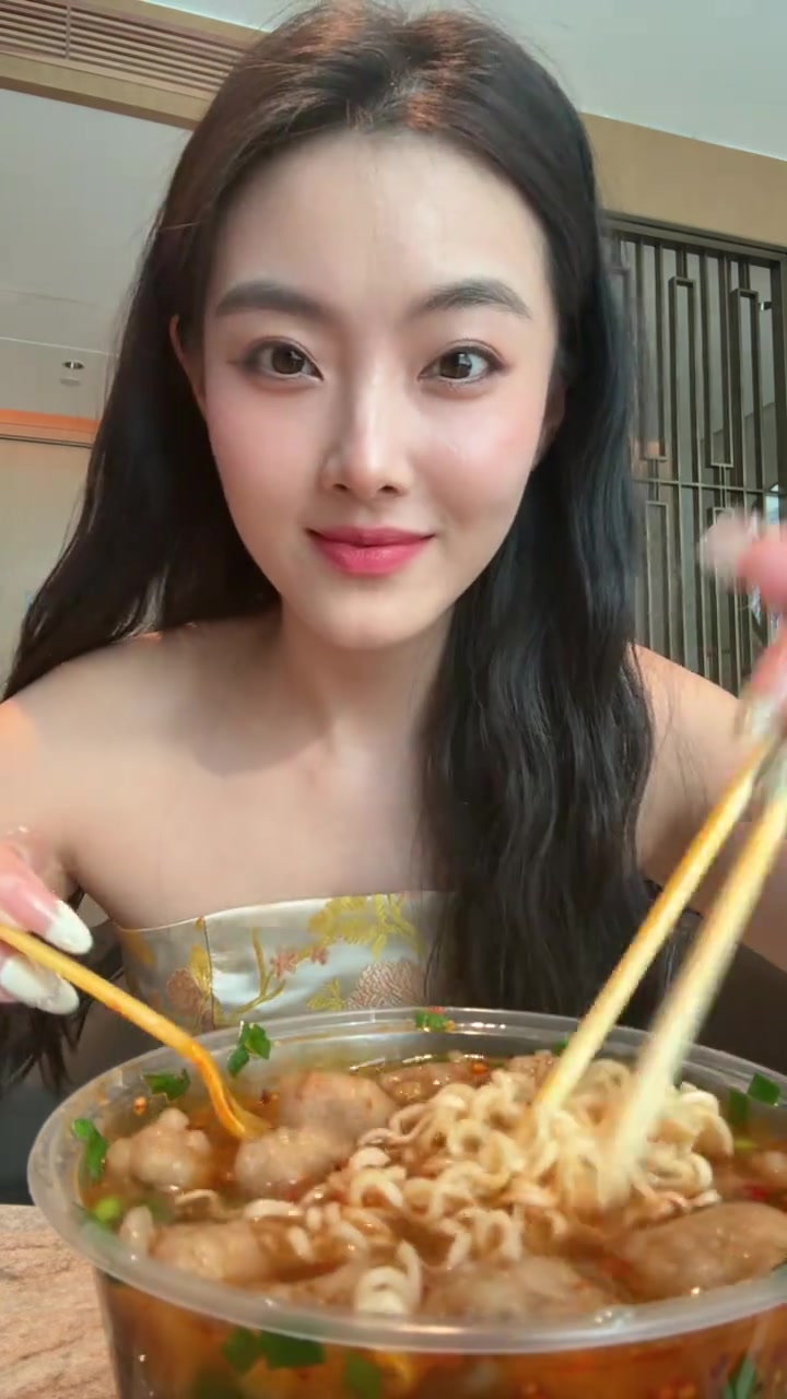 晋城特色美食,肉丸方便面与荷包蛋的美味组合