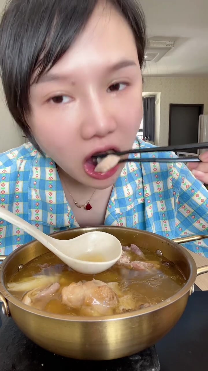 猪肚鸡鹿茸菇一起下锅加生姜先炖山药最后下锅煮软出锅加盐调味就行其他啥也不用最近特别喜欢喝这