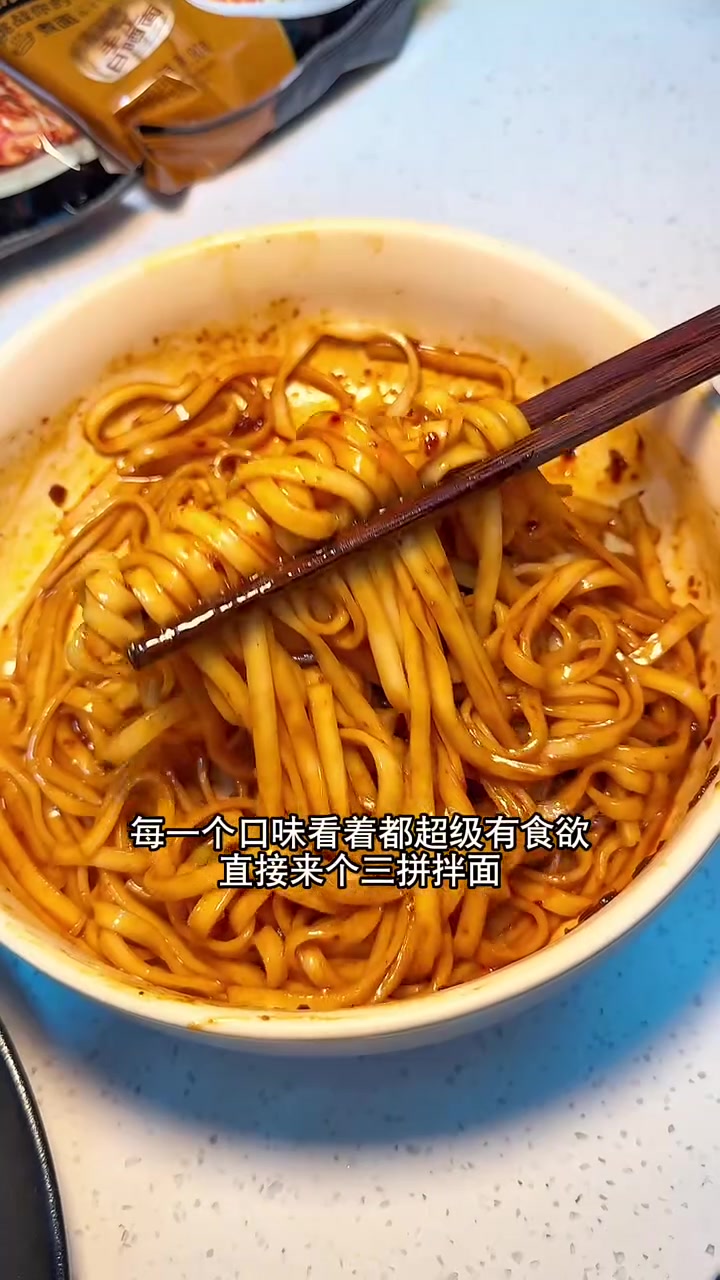 沉浸式吃夜宵，三拼拌面窑鸡和便利店美食！