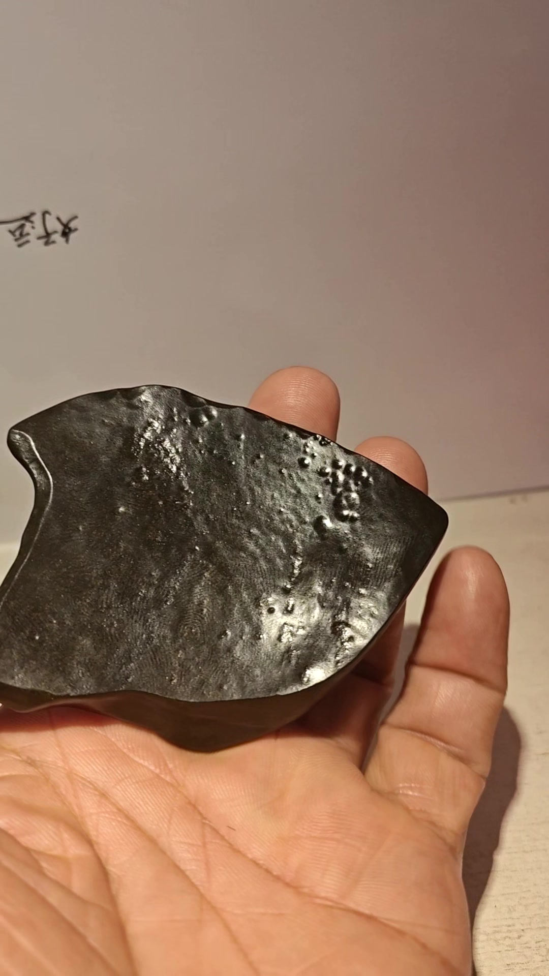 亮如玻璃绿色象鱼“刮痧板”摆件:新疆戈壁籽料泥玉原石