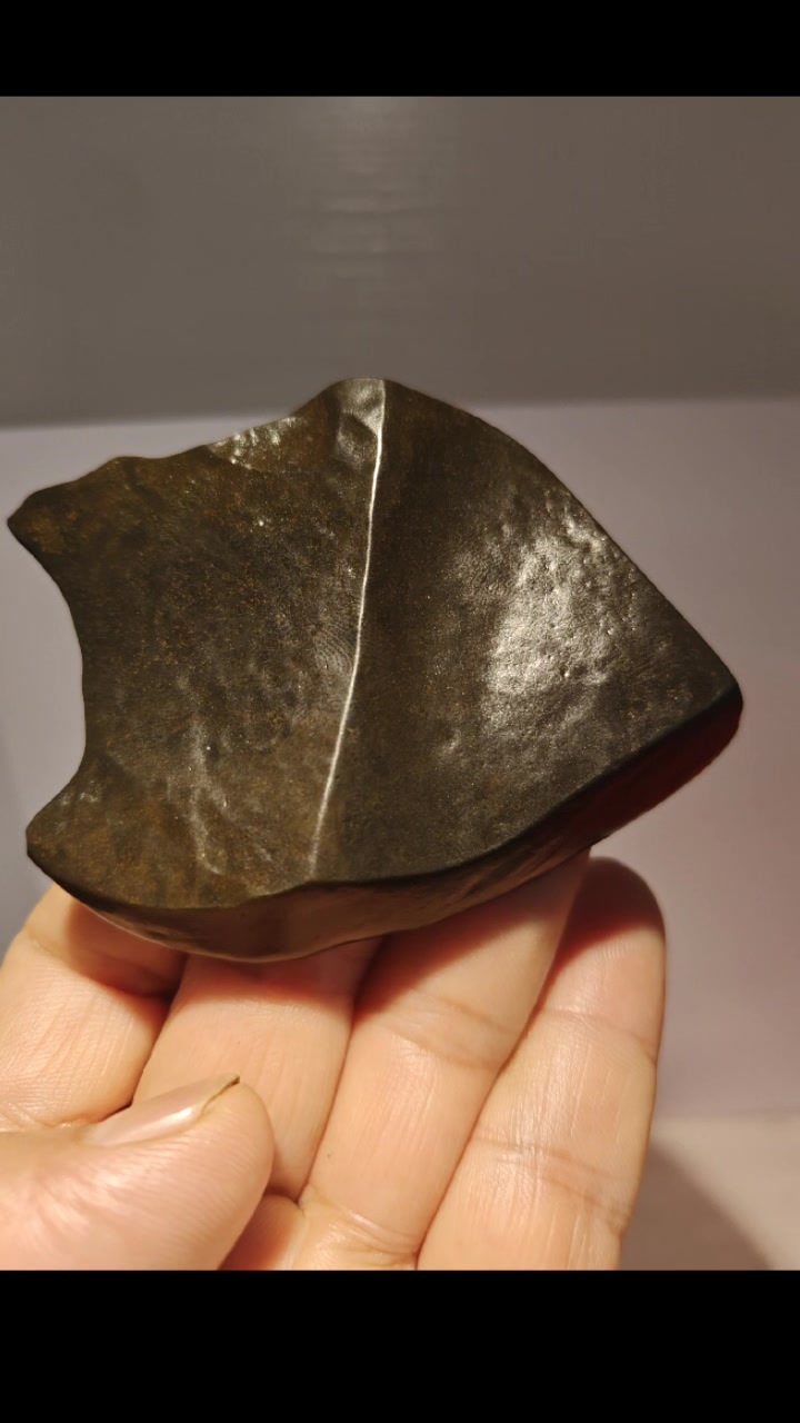 亮如玻璃绿色象鱼“刮痧板”摆件:新疆戈壁籽料泥玉原石