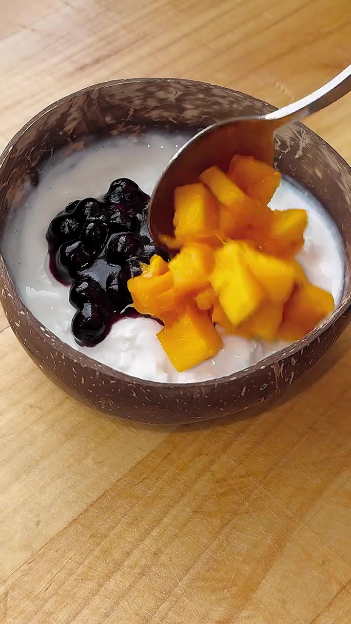 自己做的酸奶吃着既营养又放心，搭配点蔬菜发糕，松软香甜，娃们肯定都爱吃