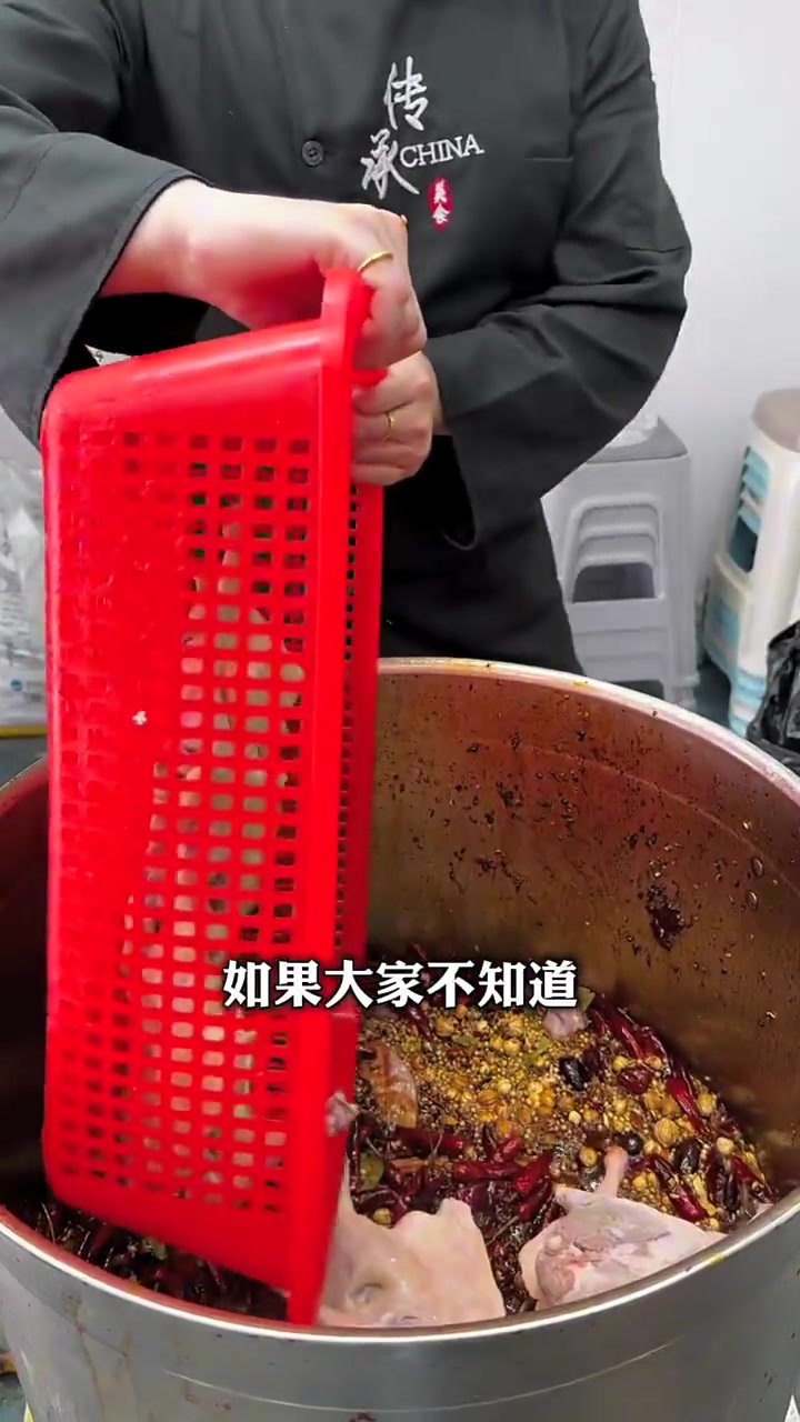 从高汤到甜辣老汤,鸭货制作流程
