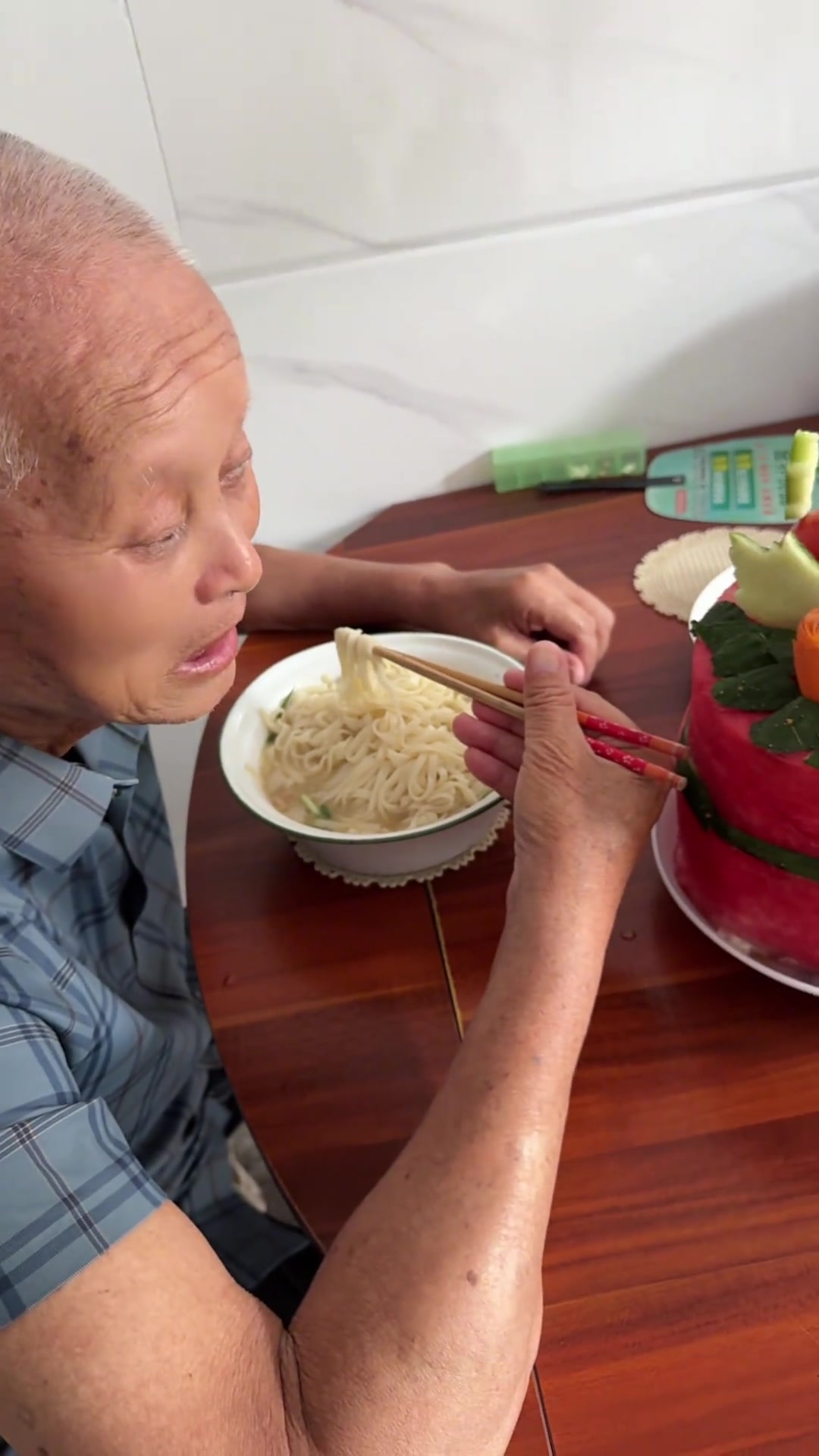 瑞安方言：老公为老爸生日做水果蛋糕，孝心满满