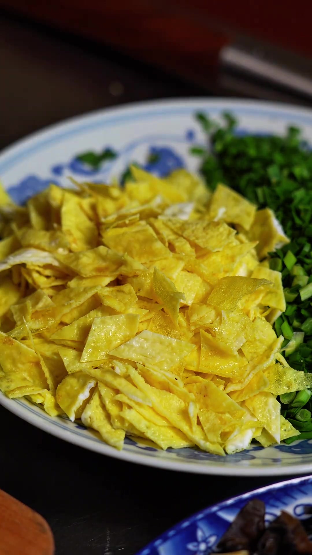 岐山辣子面面条筋道有嚼劲，每一根都裹满了香辣的汤汁，一口下去，辣得过瘾、香得入魂，让人忍不