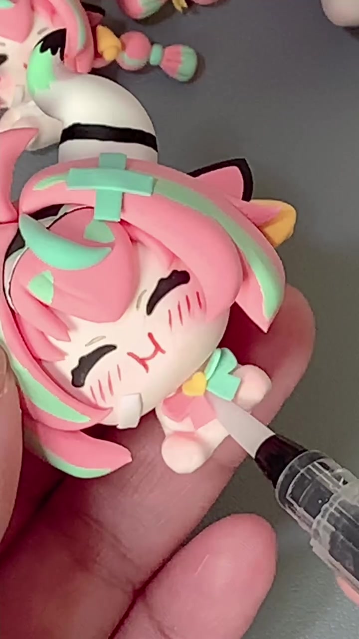 超爱汉堡的瓦雷莎小宝丨超轻粘土教程 迟到啦迟到啦!终于把瓦雷莎做好啦!三只粘土小宝,表情都