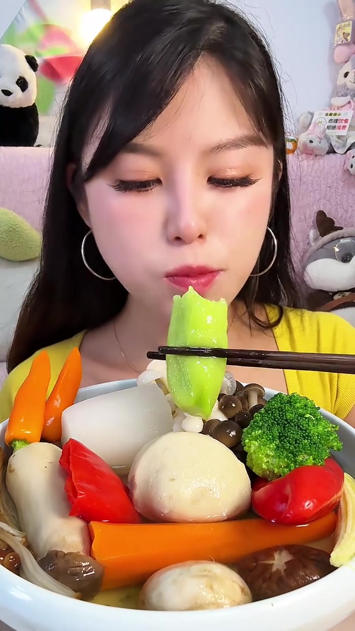 菌菇系列，菌菇蔬菜鱼丸汤，鲜灵清淡却暗藏辣味
