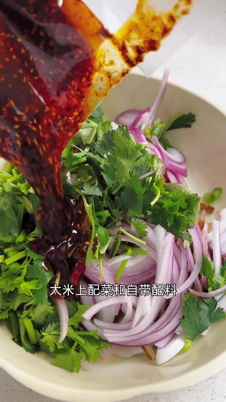 我妹和娃回来了,给做他们心心念念的肉臊子酸汤饸饹面