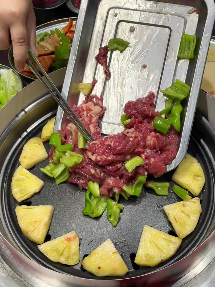 好朋友做的水果烤肉汉堡,谢记大树烤肉风味独特