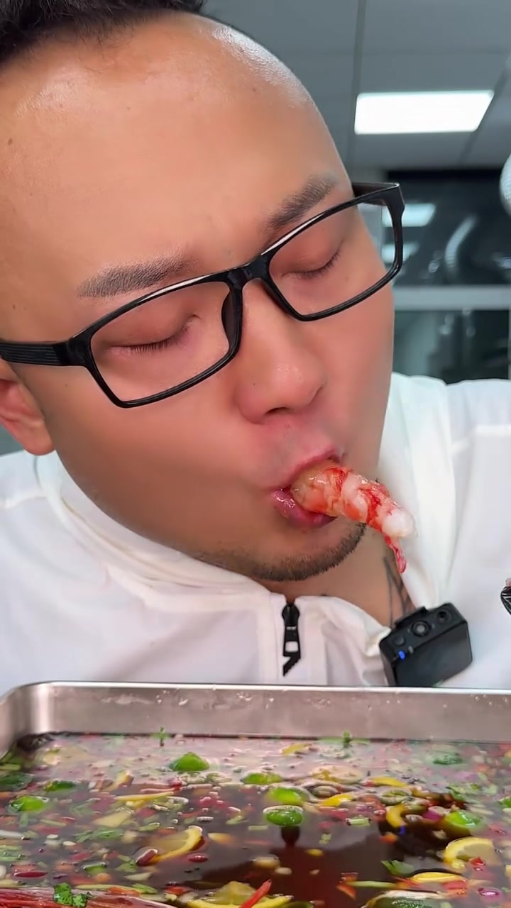 红魔虾自由！超贵超咸但吃到爽，还想看啥随便点