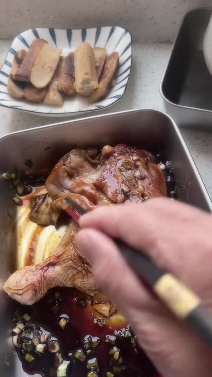 孙子感冒姥姥照顾烤鸡腿做饭盼其康复